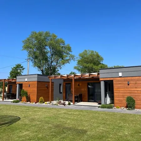 Feriehus Cisza Village / Blisko Natury